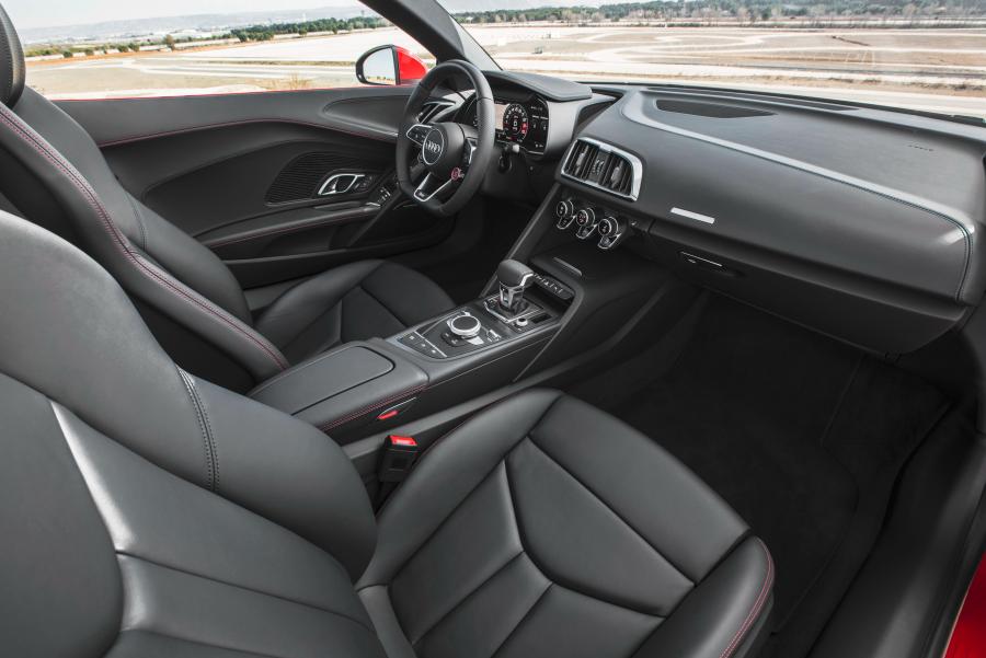 Интерьер Audi R8 V10 Spyder RWS 2018 года  (WW) (фото 8 из 29)